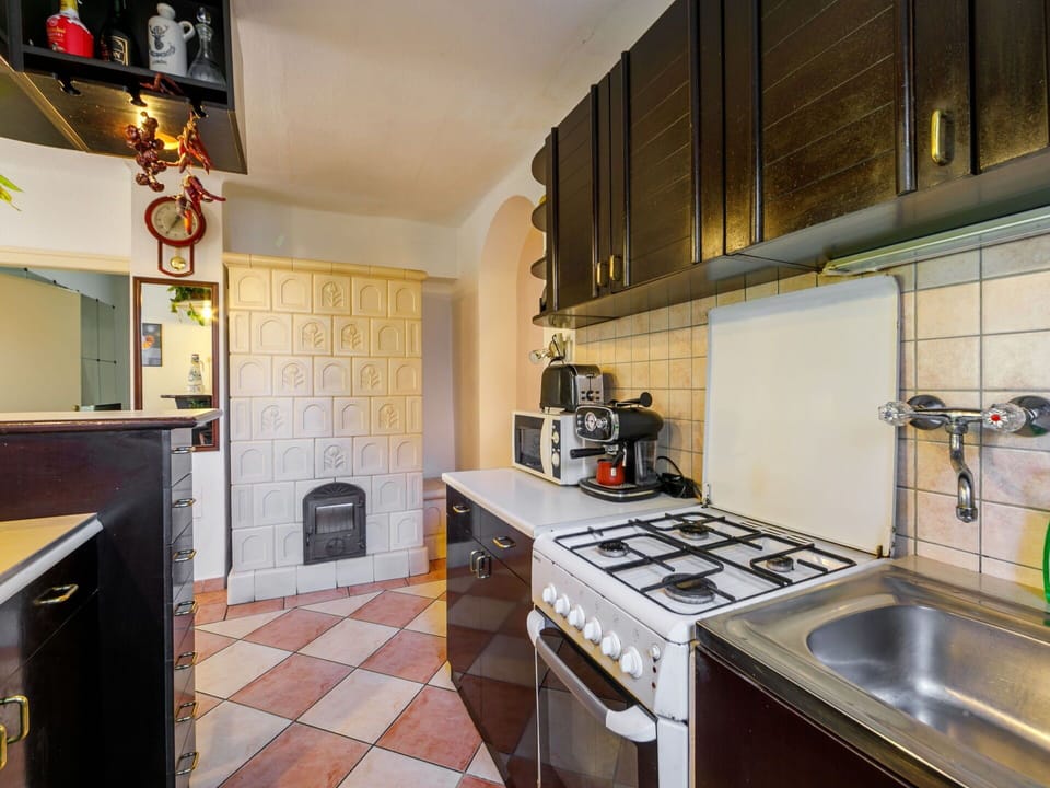 Kitchen Sink, Property, Countertop, Cabinetry, Sink, Kitchen Appliance, Kitchen Stove, Kitchen, Wood, Home Appliance