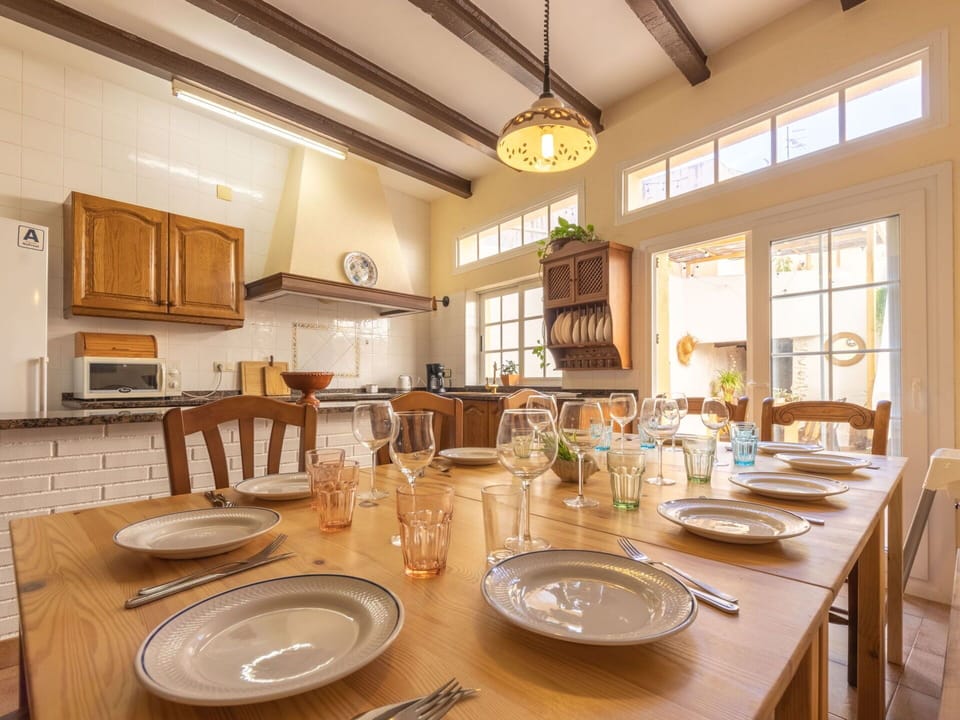 Table, Tableware, Furniture, Property, Dishware, Window, Chair, Interior Design, Wood, Drinkware
