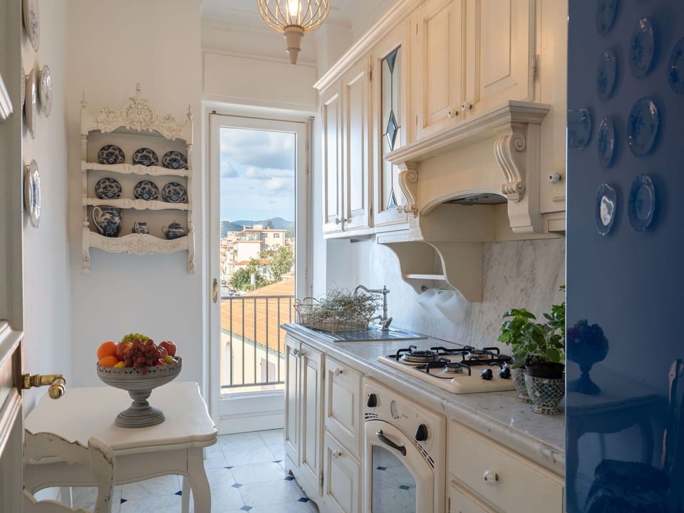Cabinetry, Countertop, Property, Furniture, Plant, Blue, Azure, Kitchen, Wood, Houseplant