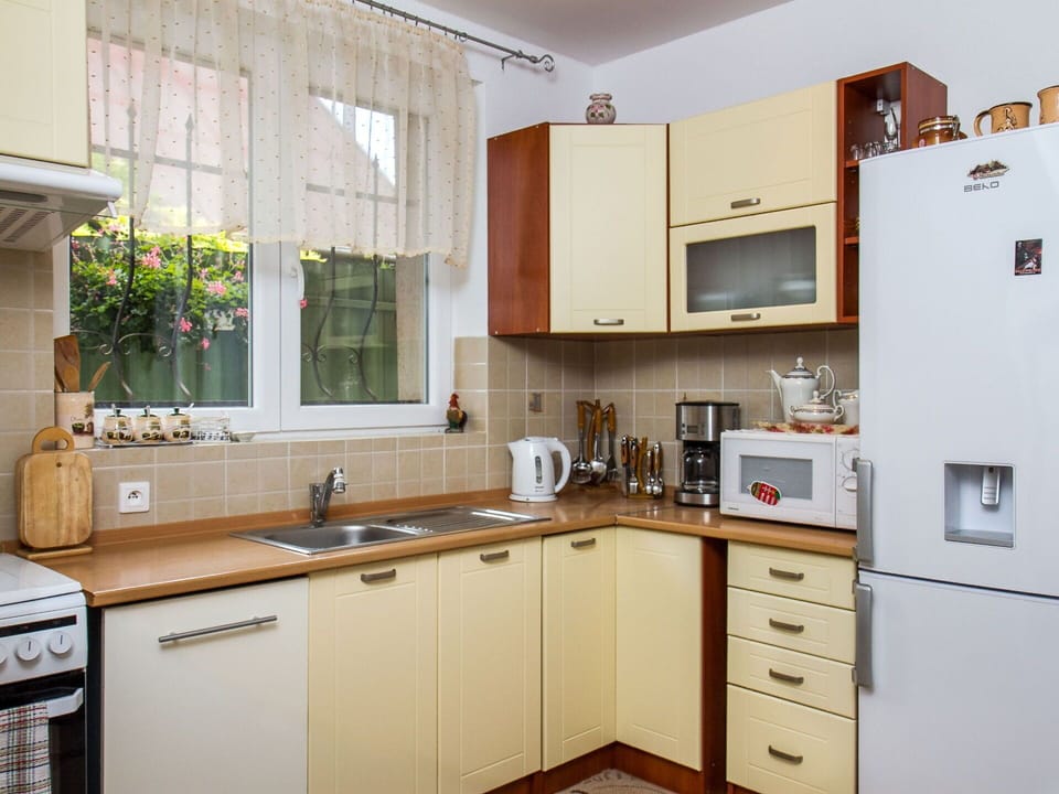 Cabinetry, Countertop, Kitchen Sink, Sink, Property, Plant, Kitchen, Drawer, Kitchen Stove, Interior Design