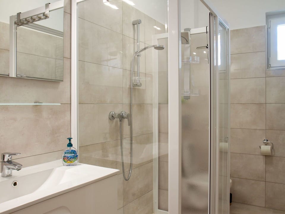 Shower Head, Plumbing Fixture, Shower Door, Shower, Bathroom, Shower Bar, Door, Sink, Tap