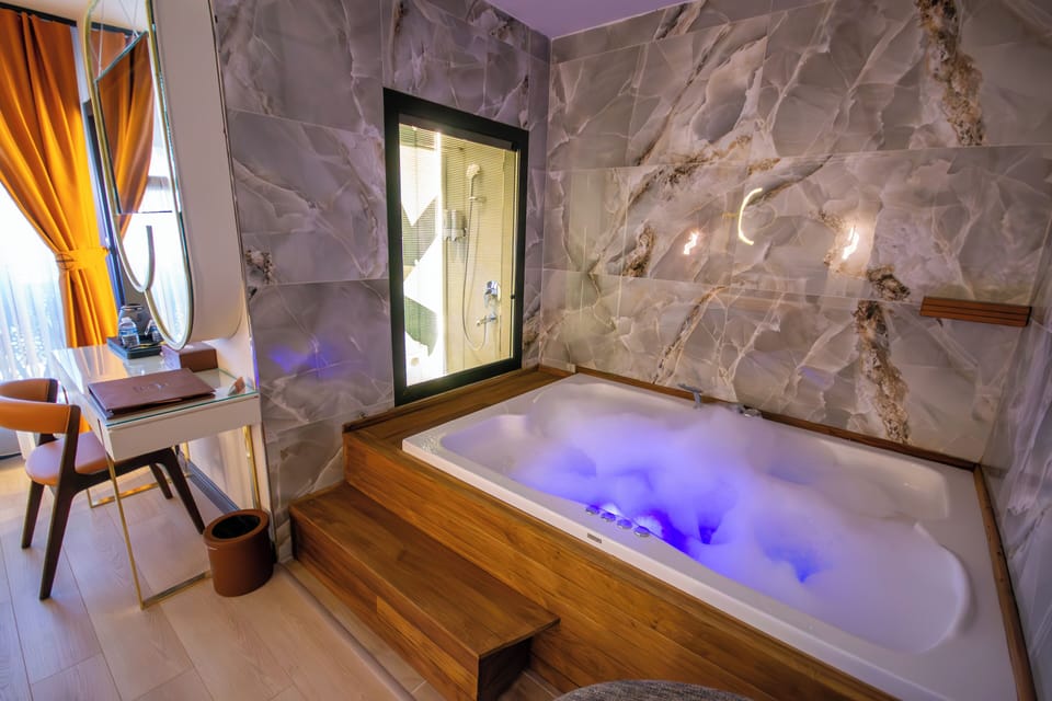 Design Room | Bathroom | Free toiletries, hair dryer, slippers