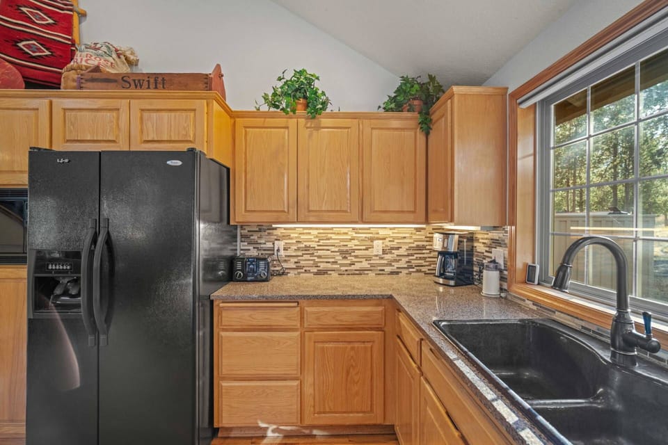 Coffee lovers are in luck as this rental provides coffee. There are also cute cafes a short drive away.