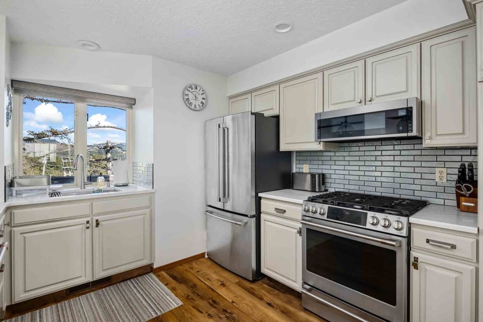 "Had a wonderful time with the family. We loved the beautiful views of the ocean. The house was well stocked with modern conveniences." - Veronica