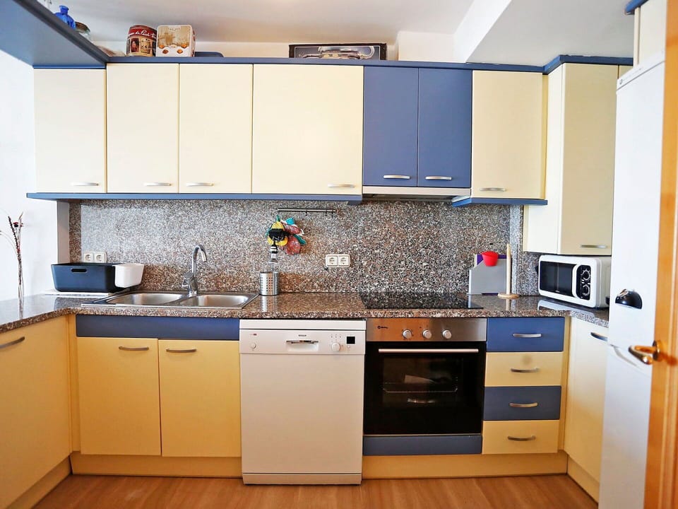 Countertop, Cabinetry, Tap, Kitchen Sink, Property, Sink, Furniture, Kitchen Stove, Kitchen Appliance, Building