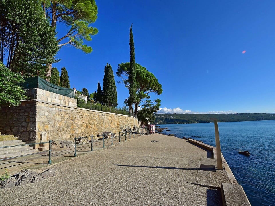 Water, Sky, Blue, Tree, Street Light, Natural Landscape, Leisure, Landscape, Road Surface, Horizon
