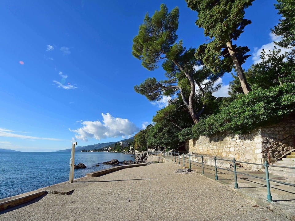 Cloud, Water, Sky, Tree, Plant, Coastal And Oceanic Landforms, Body Of Water, Natural Landscape, Wood, Leisure