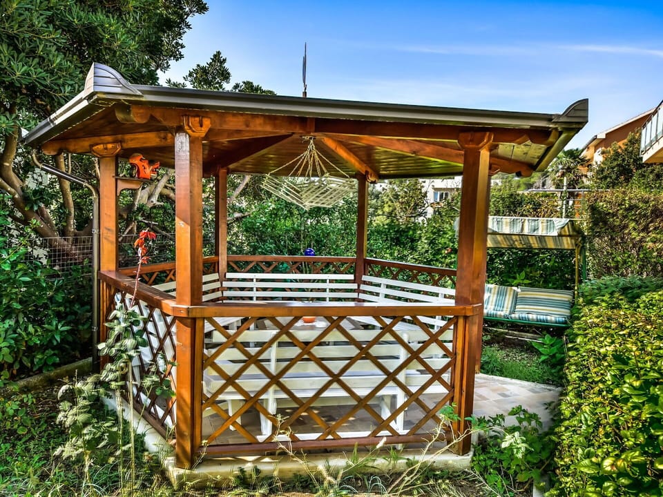 Plant, Sky, Wood, Rectangle, Shade, Tree, Outdoor Structure, Grass, Gazebo, Leisure