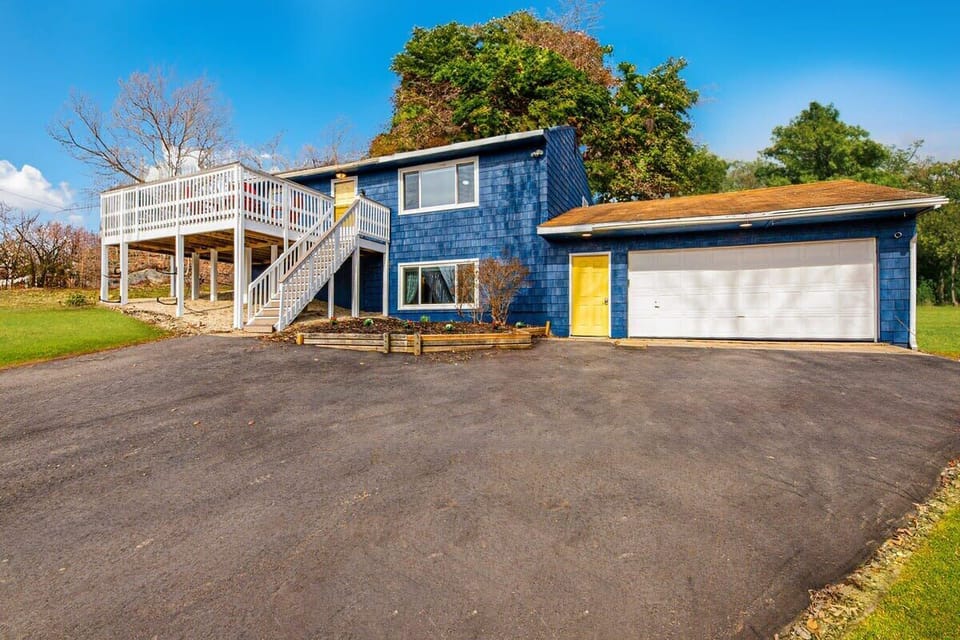 [Lake View House] Elevated on the hill, this house offers a stunning lake view and all the amenities for an exceptional stay!