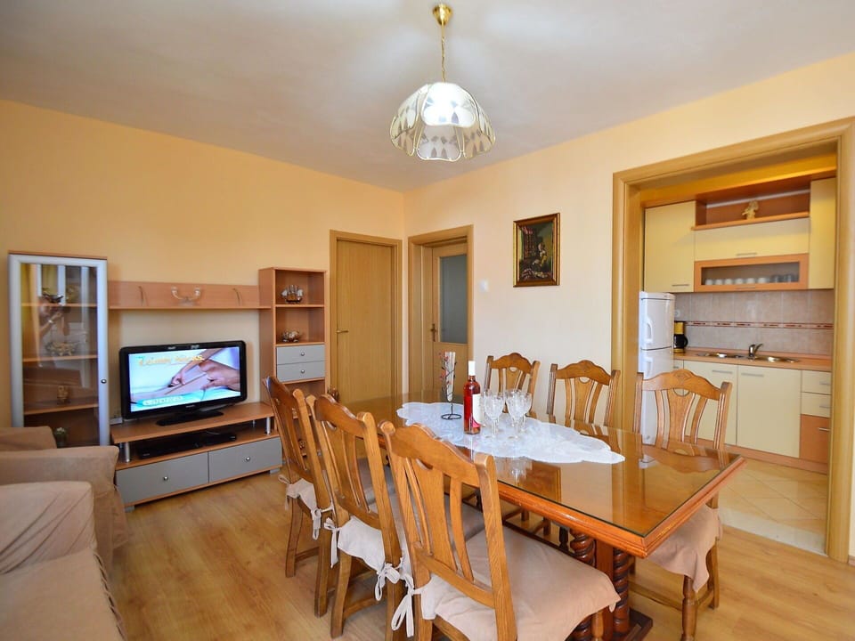 Furniture, Property, Table, Wood, Building, Interior Design, Lighting, Chair, Flooring, Picture Frame