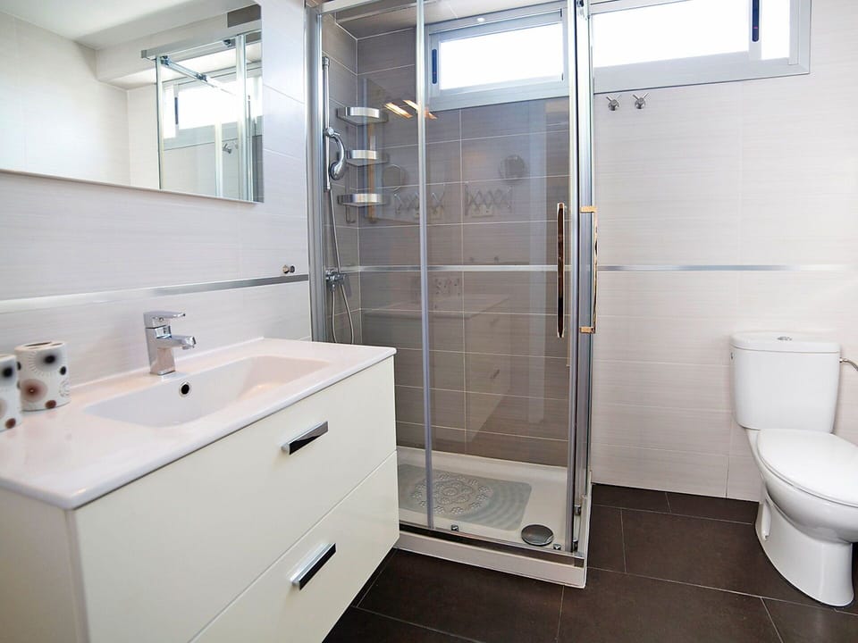 Mirror, Tap, Bathroom Cabinet, Sink, Property, Plumbing Fixture, Building, White, Cabinetry, Bathroom