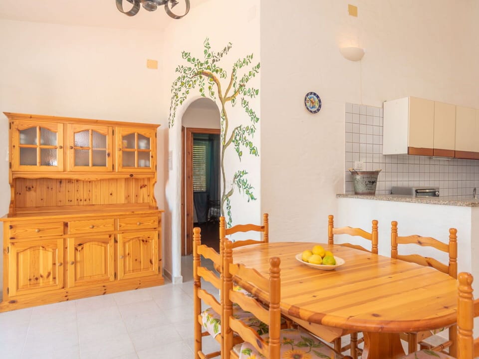 Cabinetry, Furniture, Property, Building, Table, Wood, Interior Design, Chair, Kitchen, Wood Stain