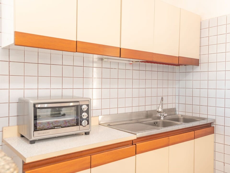Cabinetry, Countertop, Kitchen Sink, Sink, Property, Tap, Kitchen, Plumbing Fixture, Wood, Kitchen Stove