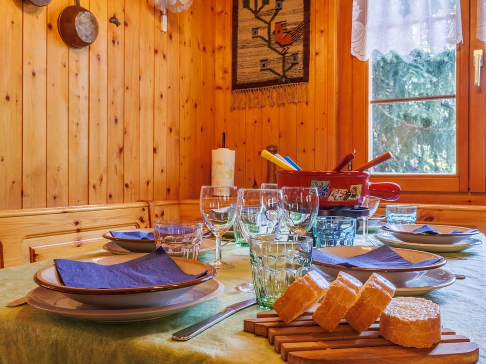 Furniture, Tableware, Table, Interior Design, Dining Room, Tablecloth, Kitchen & Dining Room Table, Lighting, Serveware, Chair