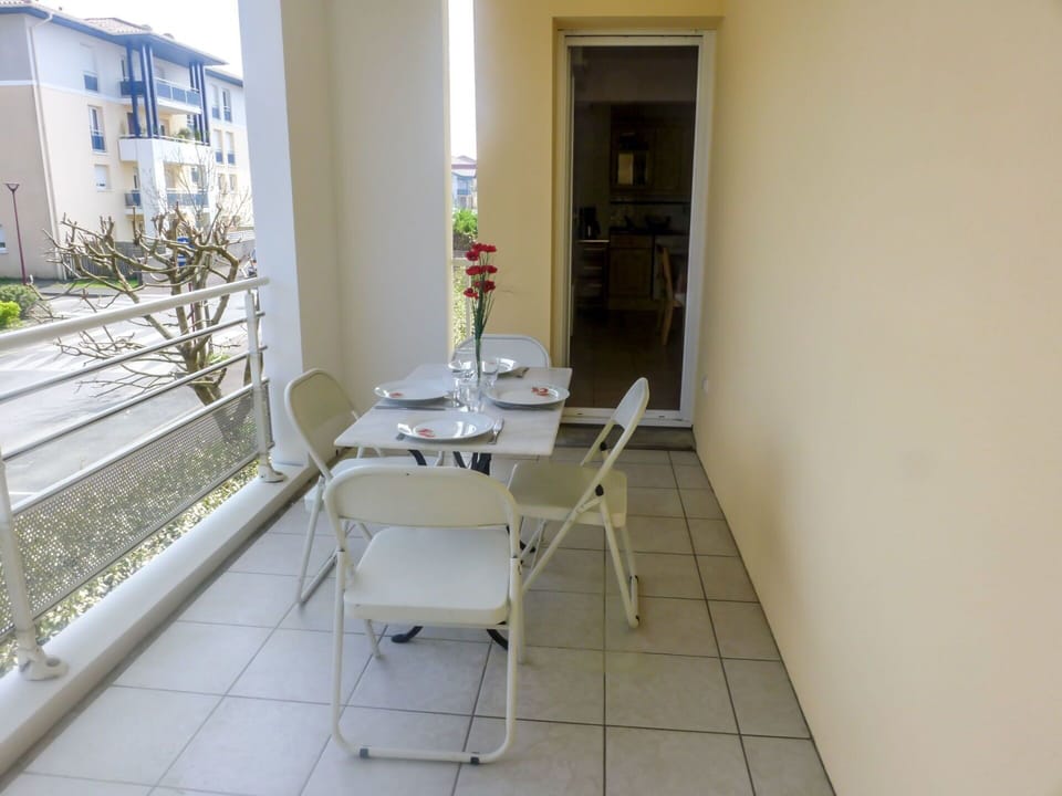 Table, Plant, Furniture, Building, Chair, Window, Flowerpot, Houseplant, Interior Design, Floor