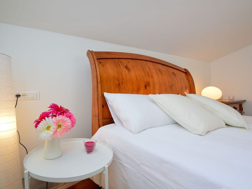Furniture, Bed, Bedroom, Bedding, Bed Sheet, Interior Design, Wood, Linens, Textile, Floor