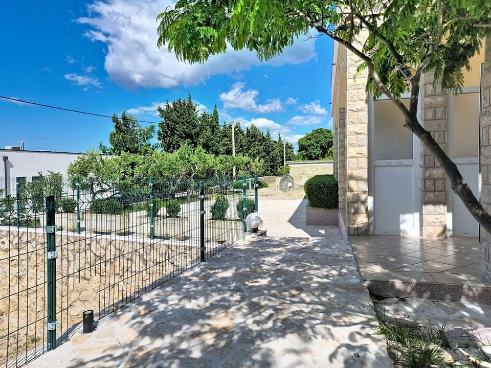 Wall, Gate, Fence, Composite Material, Shade, Garden, Concrete, Home Fencing, Landscaping, Driveway