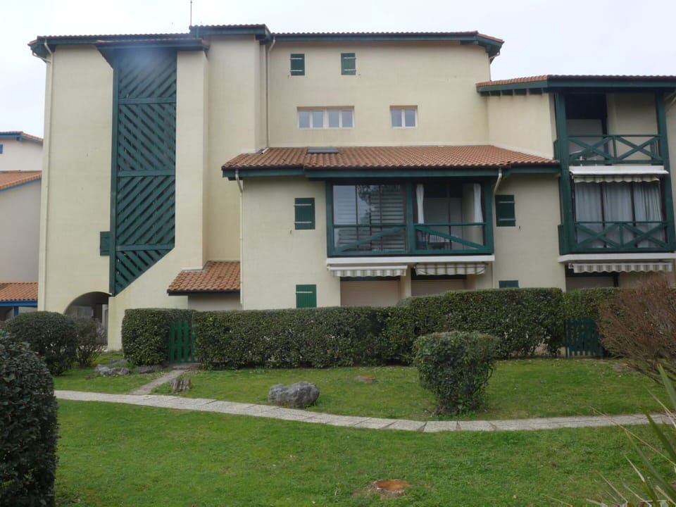 Plant, Property, Window, Building, Land Lot, Grass, Neighbourhood, Residential Area, Facade, Real Estate