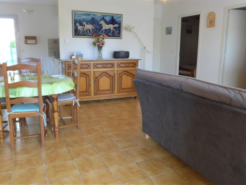 Table, Furniture, Property, Picture Frame, Wood, Floor, Interior Design, Flooring, Living Room, Building