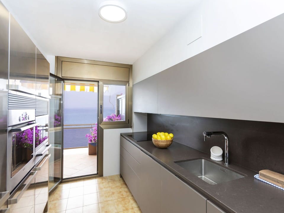 Cabinetry, Sink, Countertop, Kitchen Sink, Building, Tap, Interior Design, Kitchen Stove, Kitchen, Floor