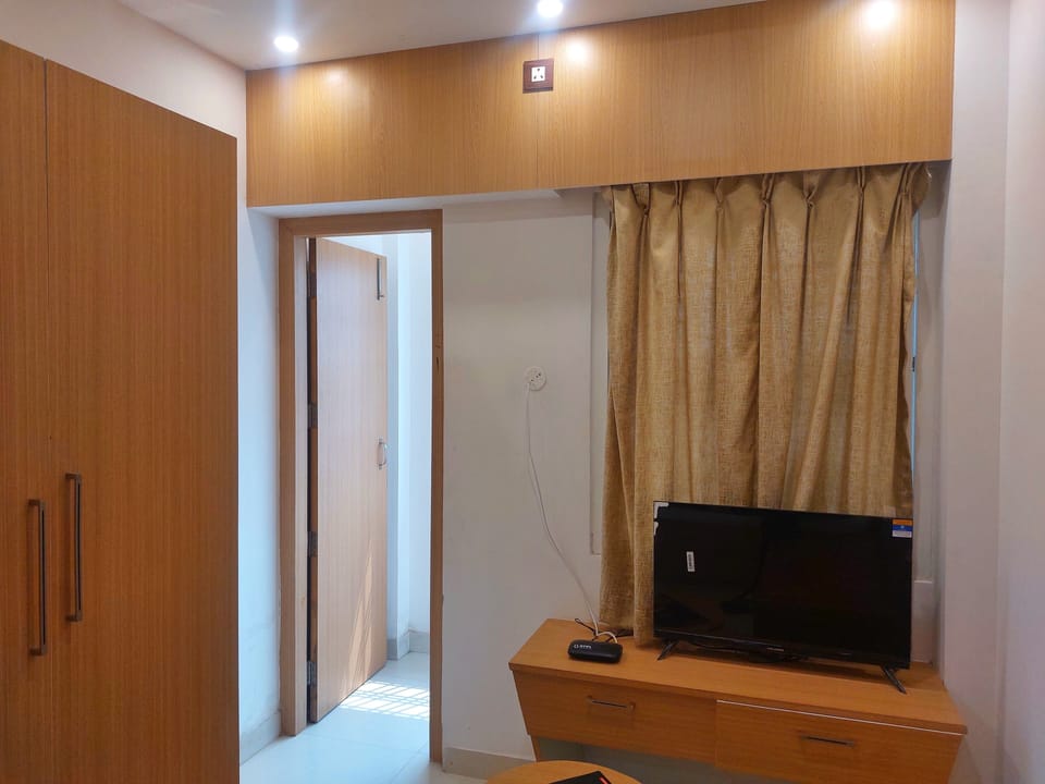Comfort Single Room, 1 Twin Bed, Non Smoking | Pillowtop beds, in-room safe, desk, laptop workspace