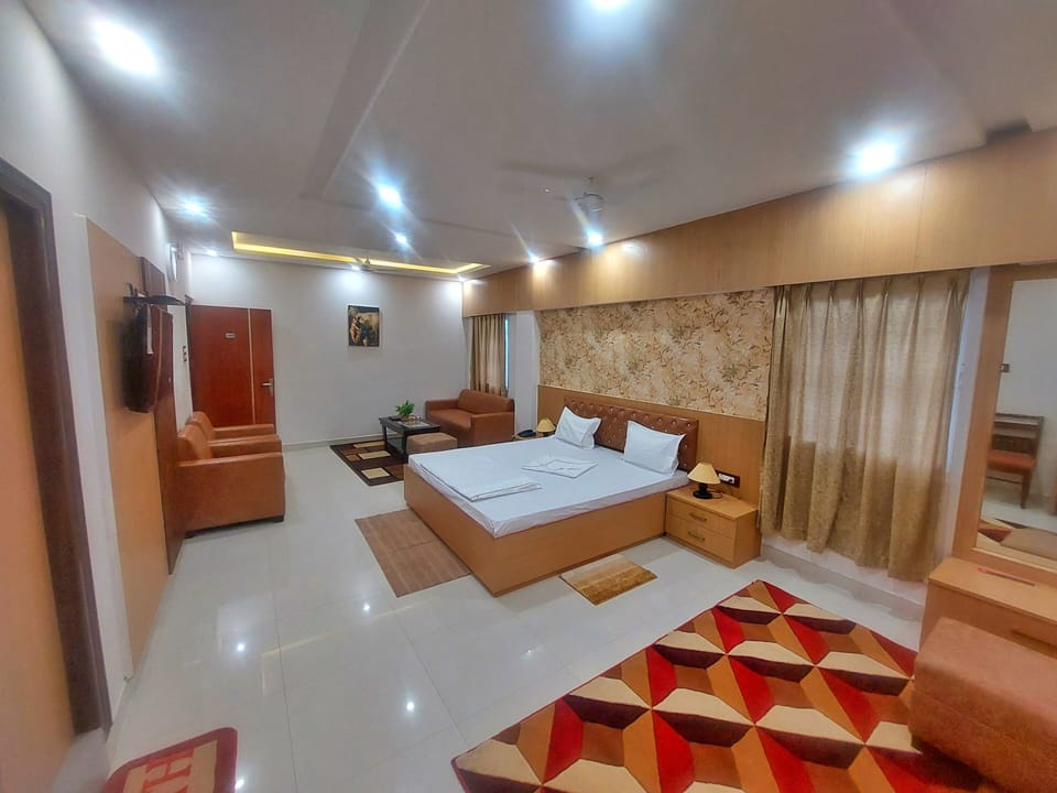 Luxury Suite | Pillowtop beds, in-room safe, desk, laptop workspace