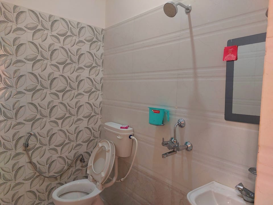 Deluxe Double Room | Bathroom | Shower, rainfall showerhead, slippers, towels
