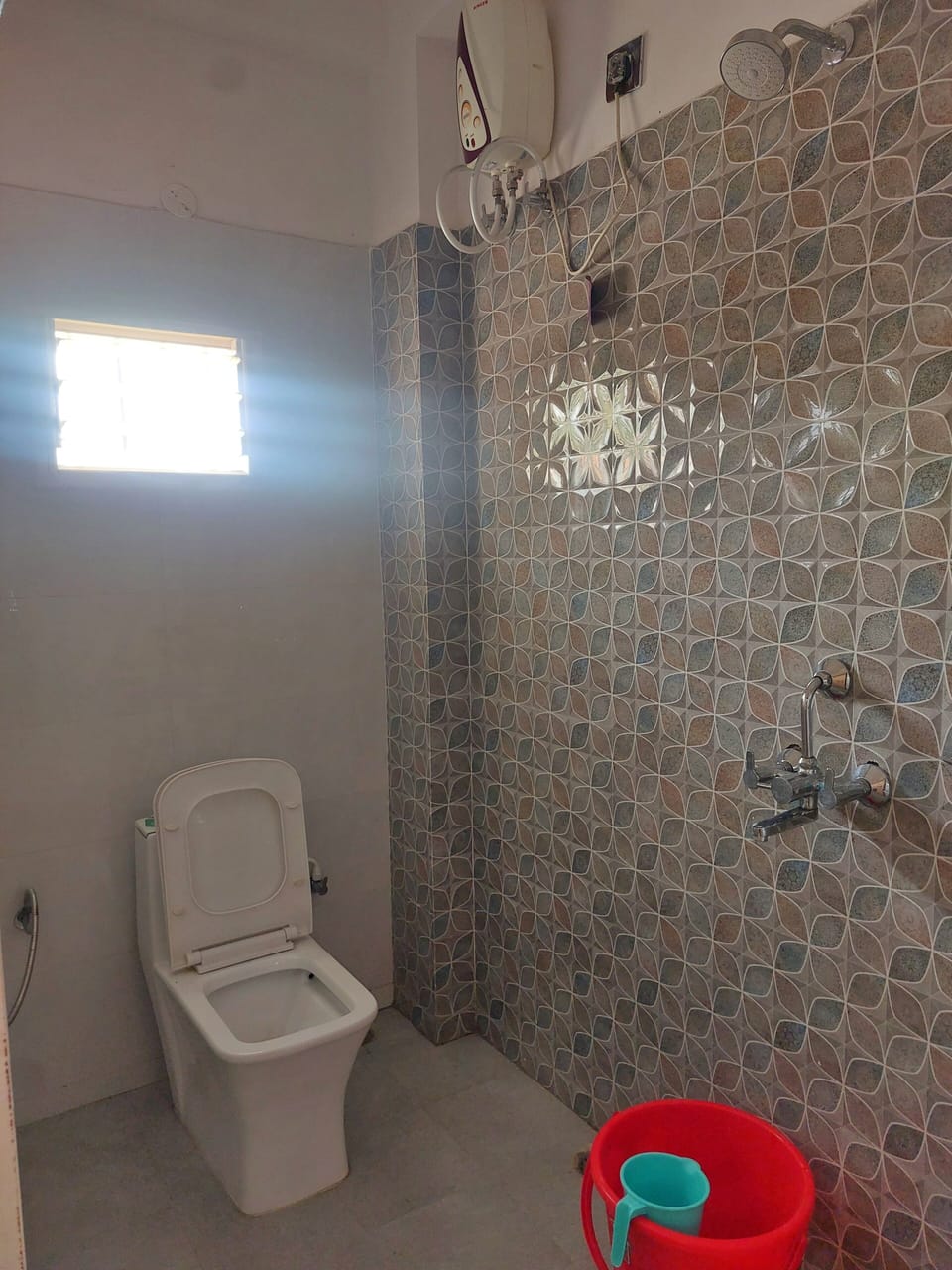 Luxury Suite | Bathroom | Shower, rainfall showerhead, slippers, towels