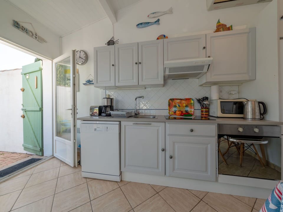 Cabinetry, Building, Sink, Kitchen Appliance, Countertop, Kitchen Stove, Kitchen Sink, Kitchen, Home Appliance, Interior Design