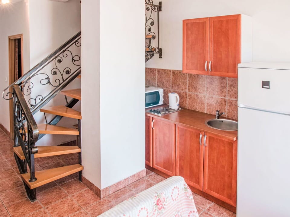 Cabinetry, Property, Sink, Countertop, Wood, Interior Design, Kitchen, Building, Drawer, Floor