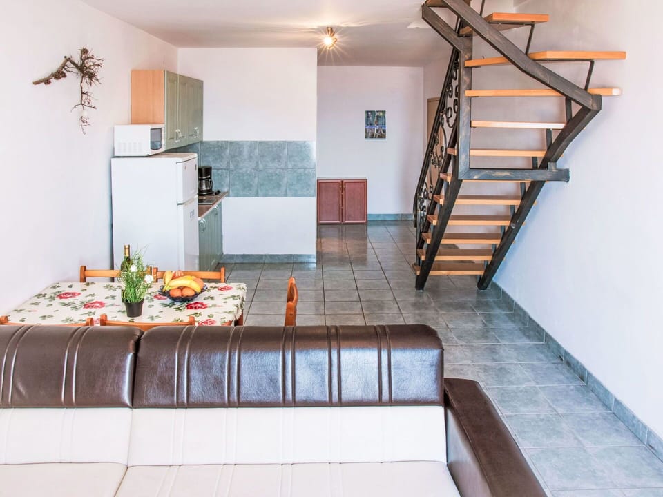 Building, Table, Wood, Interior Design, Lighting, Countertop, Architecture, Stairs, Flooring, Floor