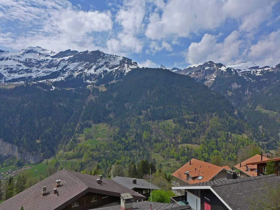 Cloud, Sky, Mountain, Ecoregion, Natural Landscape, Snow, Highland, Building, Vegetation, Cumulus