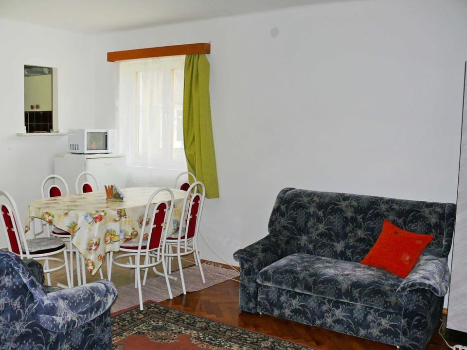 Furniture, Property, Couch, Comfort, Table, Interior Design, Wood, Flooring, Floor, Building