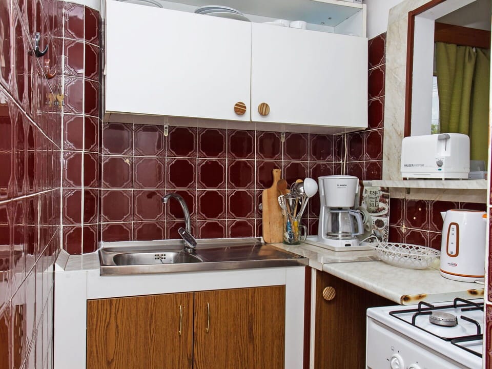 Cabinetry, Countertop, Kitchen Sink, Tap, Property, Sink, Furniture, Plumbing Fixture, Kitchen Stove, Building