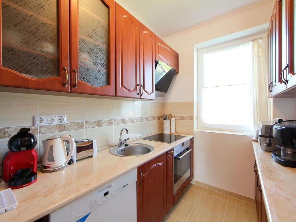 Countertop, Cabinetry, Kitchen Sink, Tap, Property, Sink, Plumbing Fixture, Building, Kitchen, Wood