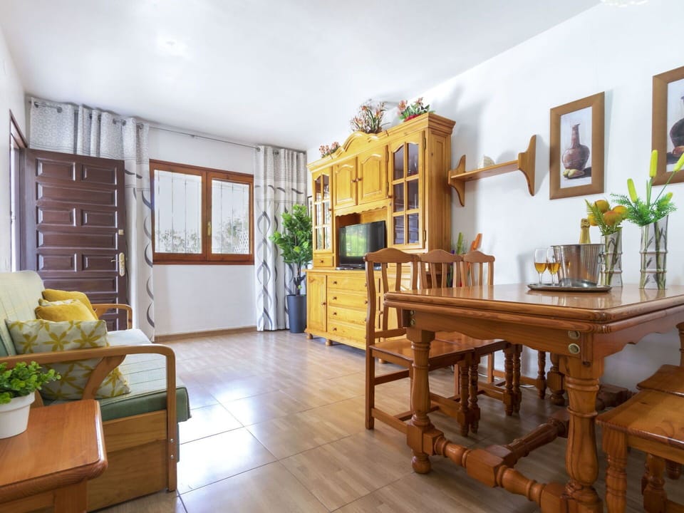 Plant, Table, Building, Furniture, Picture Frame, Houseplant, Wood, Interior Design, Flooring, Floor