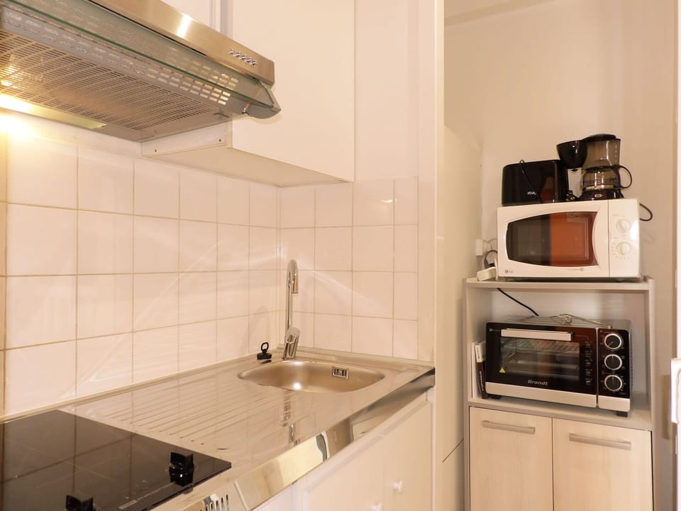 Tap, Building, Cabinetry, Sink, Plumbing Fixture, Countertop, Wood, Kitchen Sink, Interior Design, Flooring