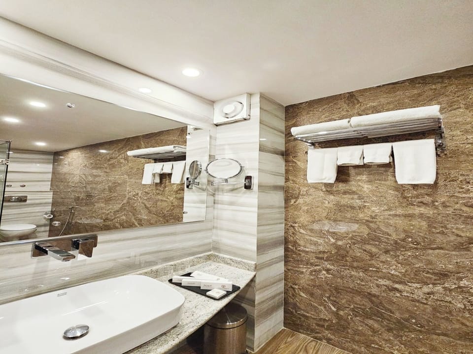 Luxury Double Room | Bathroom | Hair dryer, slippers