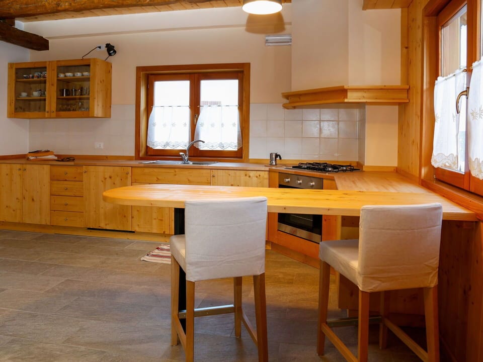 Cabinetry, Countertop, Furniture, Window, Kitchen Sink, Property, Table, Tap, Wood, Kitchen