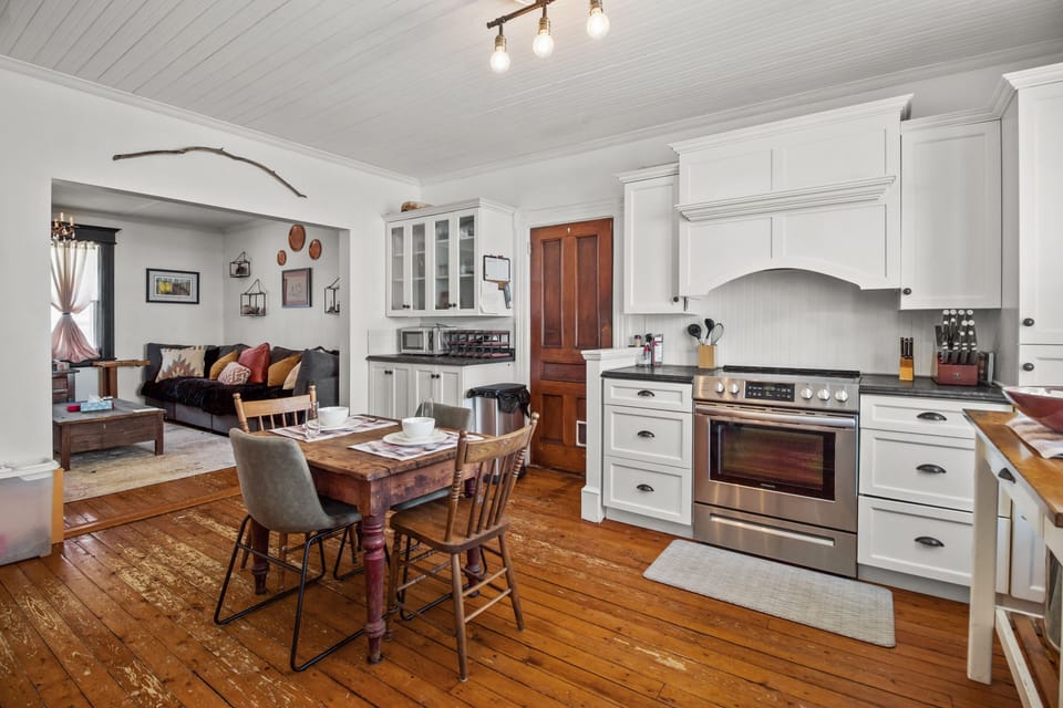 Cook and dine in this charming fully equipped kitchen. 