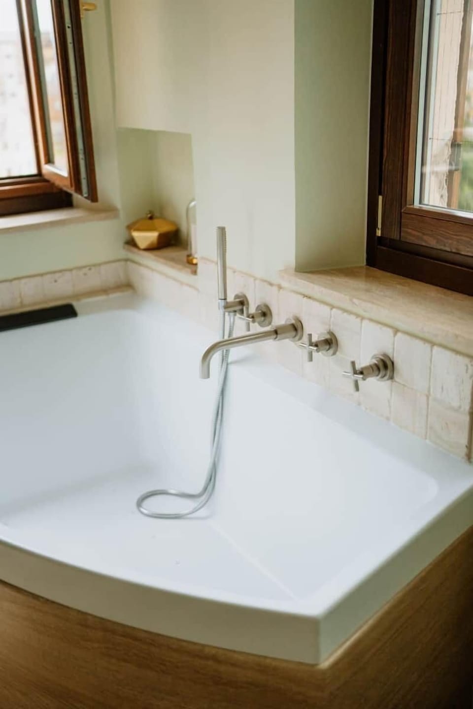 Luxury Room, Jetted Tub | 1 bedroom, free minibar, soundproofing, free WiFi