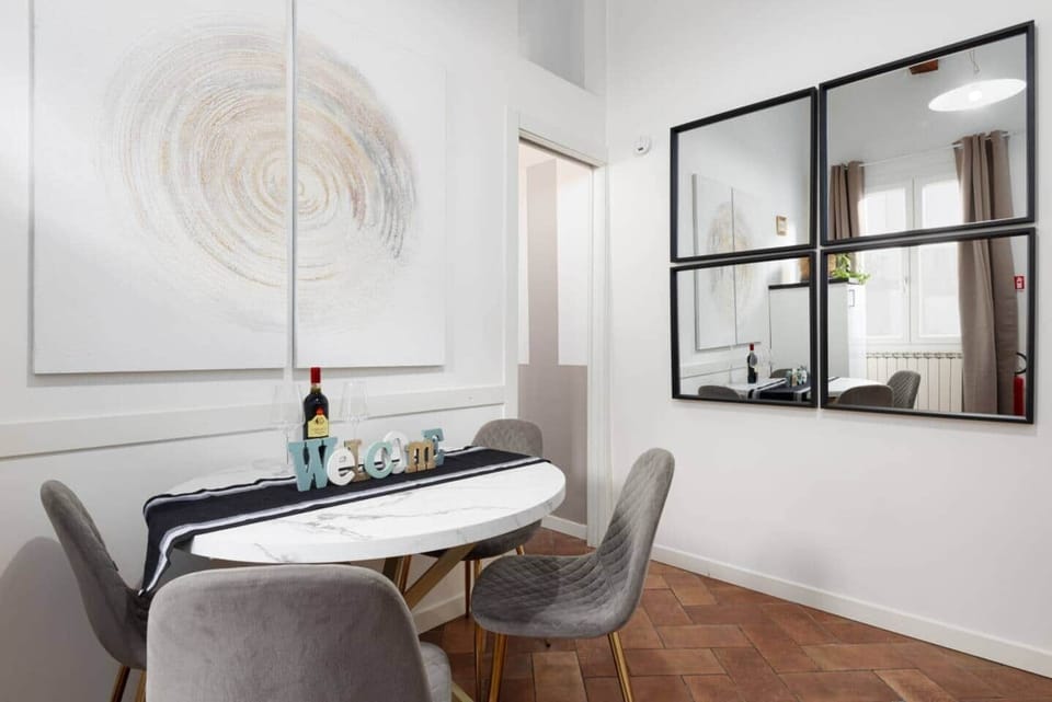 “Sublime Home” – Angolo di charme nel cuore di Firenze Nel pieno centro di Firenze, Sublime Home è l’appartamento perfetto per chi cerca un’oasi di charme e intimità. Le due eleganti camere matrimoniali, ciascuna con il proprio bagno privato, sono cu