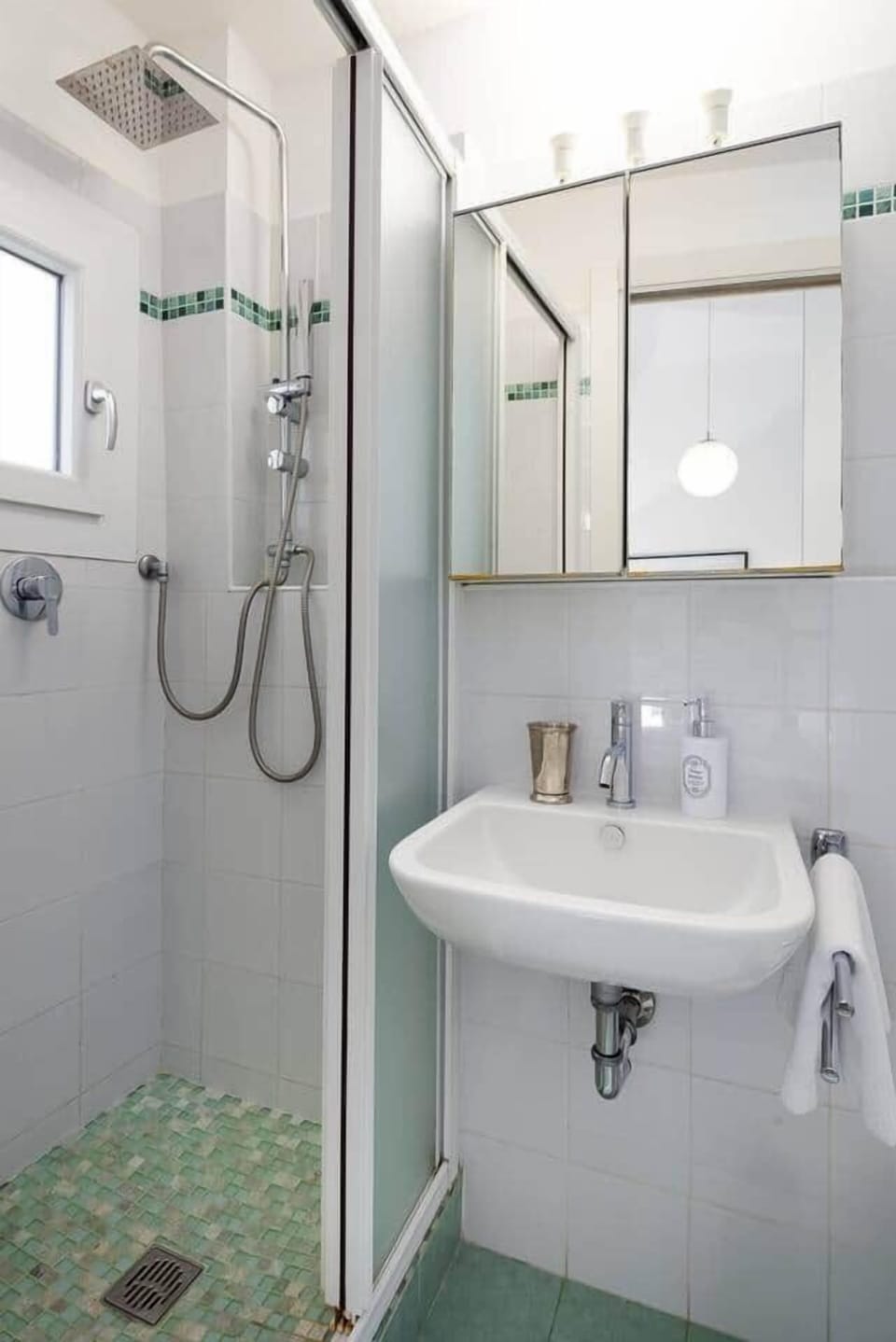 “Sublime Home” – Angolo di charme nel cuore di Firenze Nel pieno centro di Firenze, Sublime Home è l’appartamento perfetto per chi cerca un’oasi di charme e intimità. Le due eleganti camere matrimoniali, ciascuna con il proprio bagno privato, sono cu