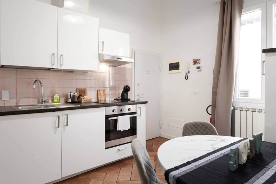 “Sublime Home” – Angolo di charme nel cuore di Firenze Nel pieno centro di Firenze, Sublime Home è l’appartamento perfetto per chi cerca un’oasi di charme e intimità. Le due eleganti camere matrimoniali, ciascuna con il proprio bagno privato, sono cu