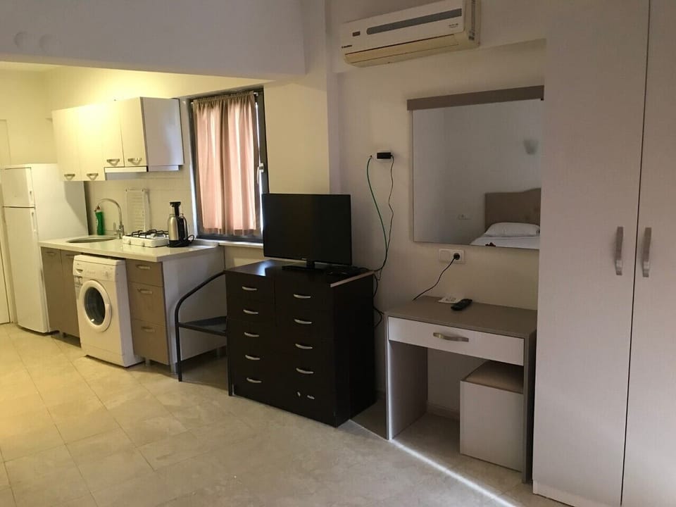 Apartment | Living area | Flat-screen TV