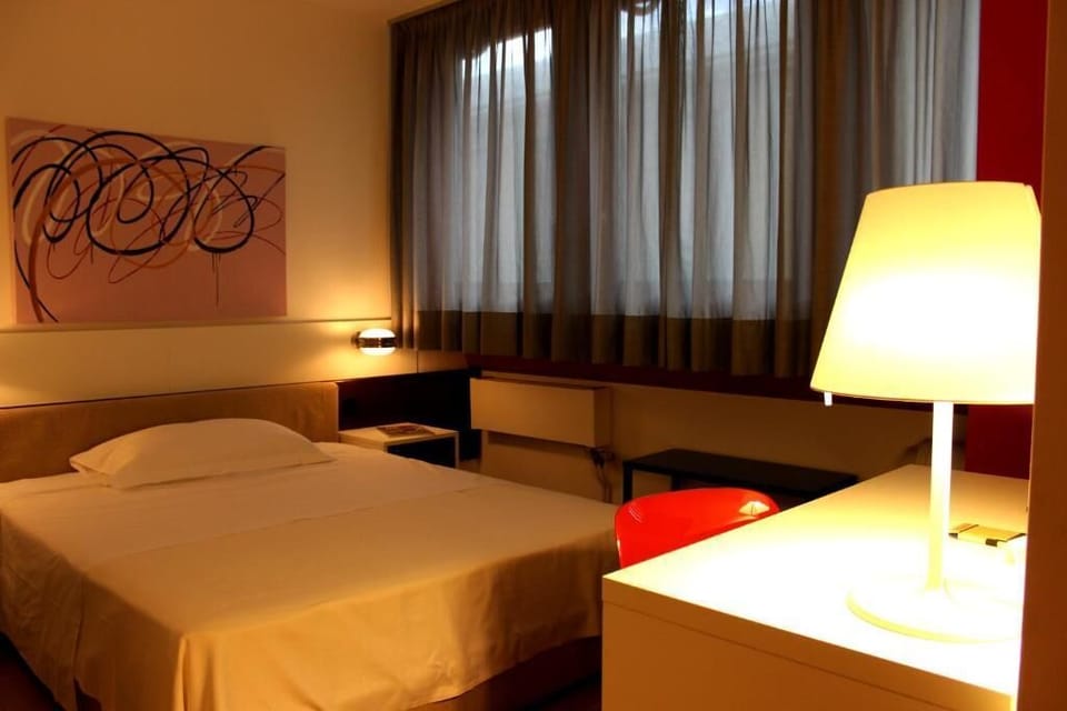 Desk, soundproofing, free WiFi, bed sheets