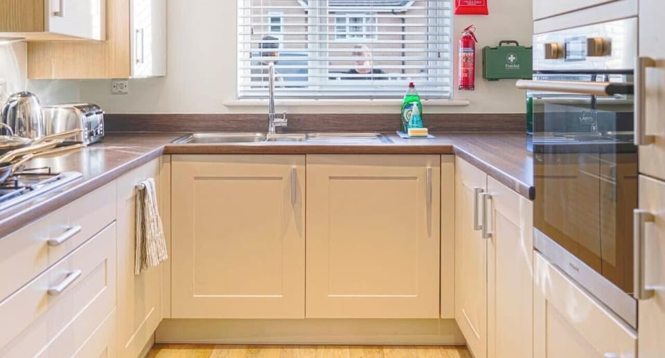 FULLY EQUIPPED KITCHEN WHERE YOU CAN COOK & ENJOY A HOME COOKED MEAL