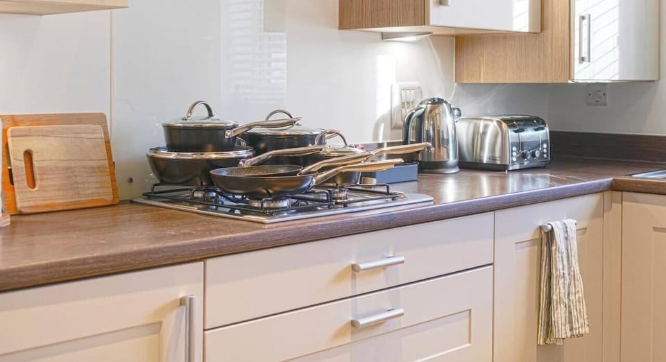 MICROWAVE, TOASTER, KETTLE, KNIVES, POTS AND PANS ALL PROVIDED FOR COOKING