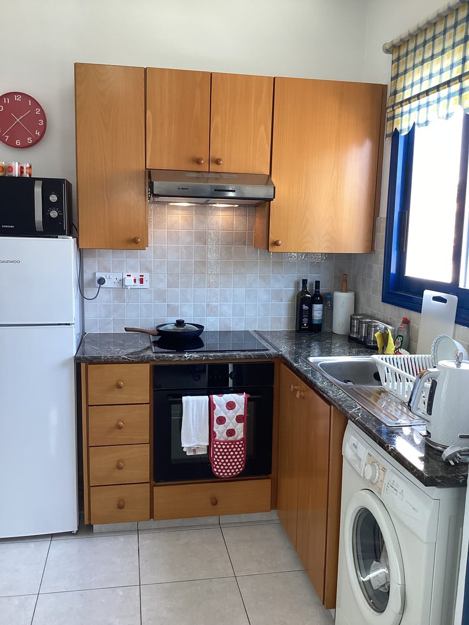 Fully equipped kitchen with all you would need to make your best dishes