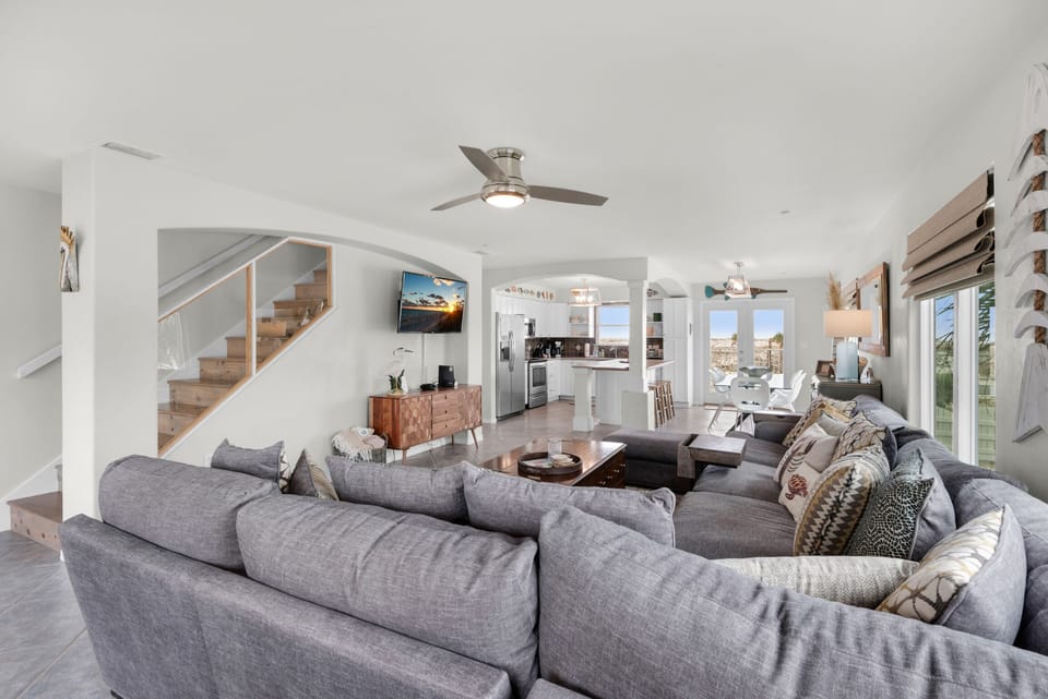 Spacious living room